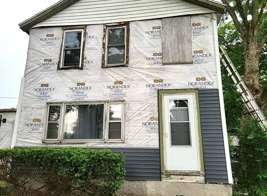 home in lakeside, mi having its vinyl siding replaced